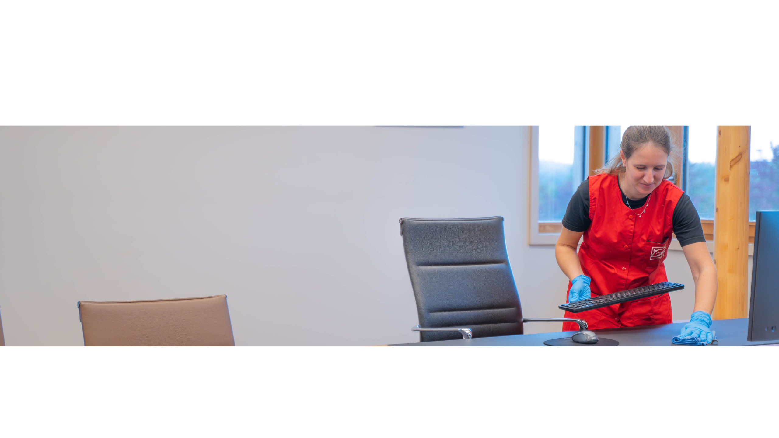 Prestation de nettoyage de bureau par un agent de propreté 