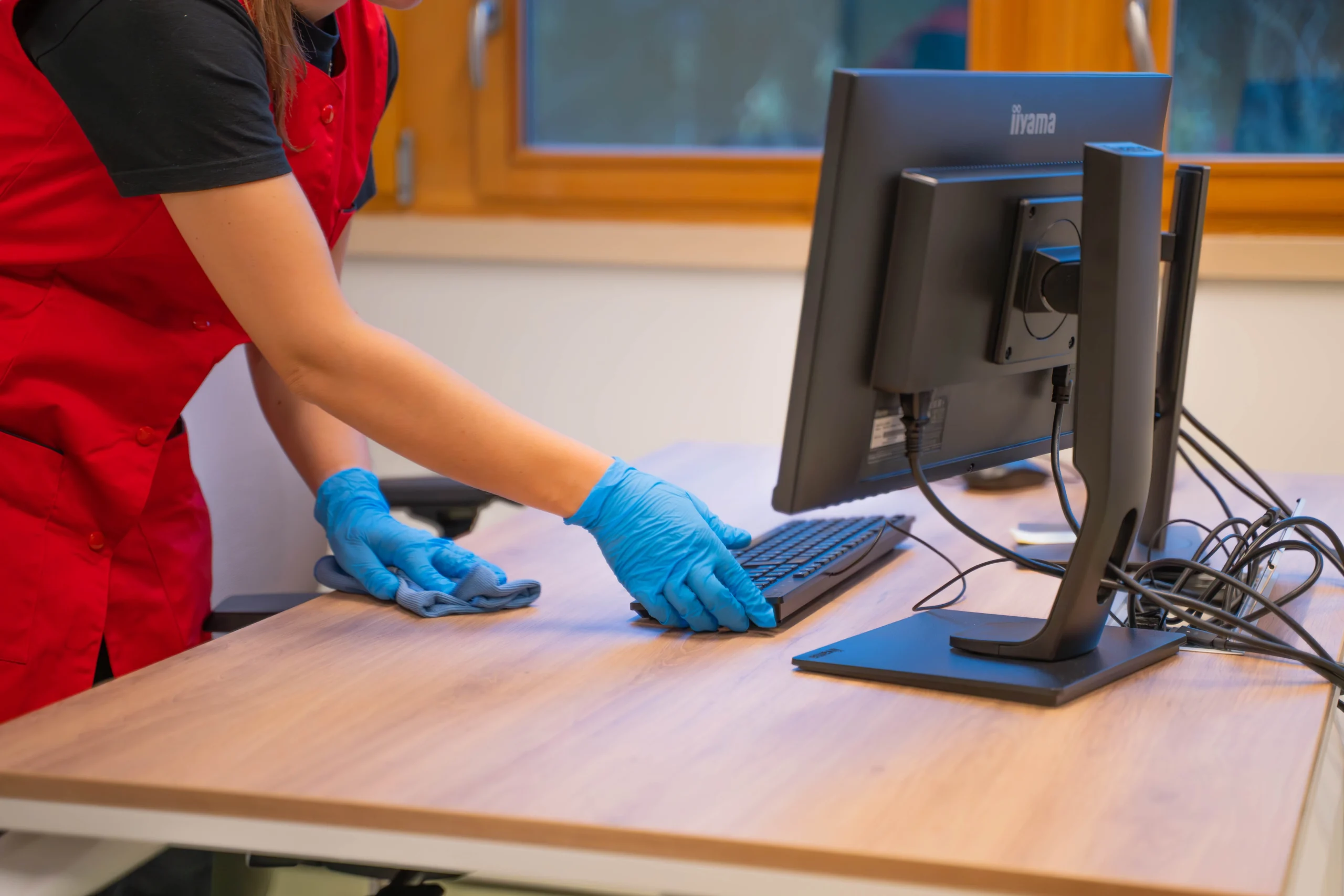 Un agent de propreté nettoie un bureau - APROLLIANCE