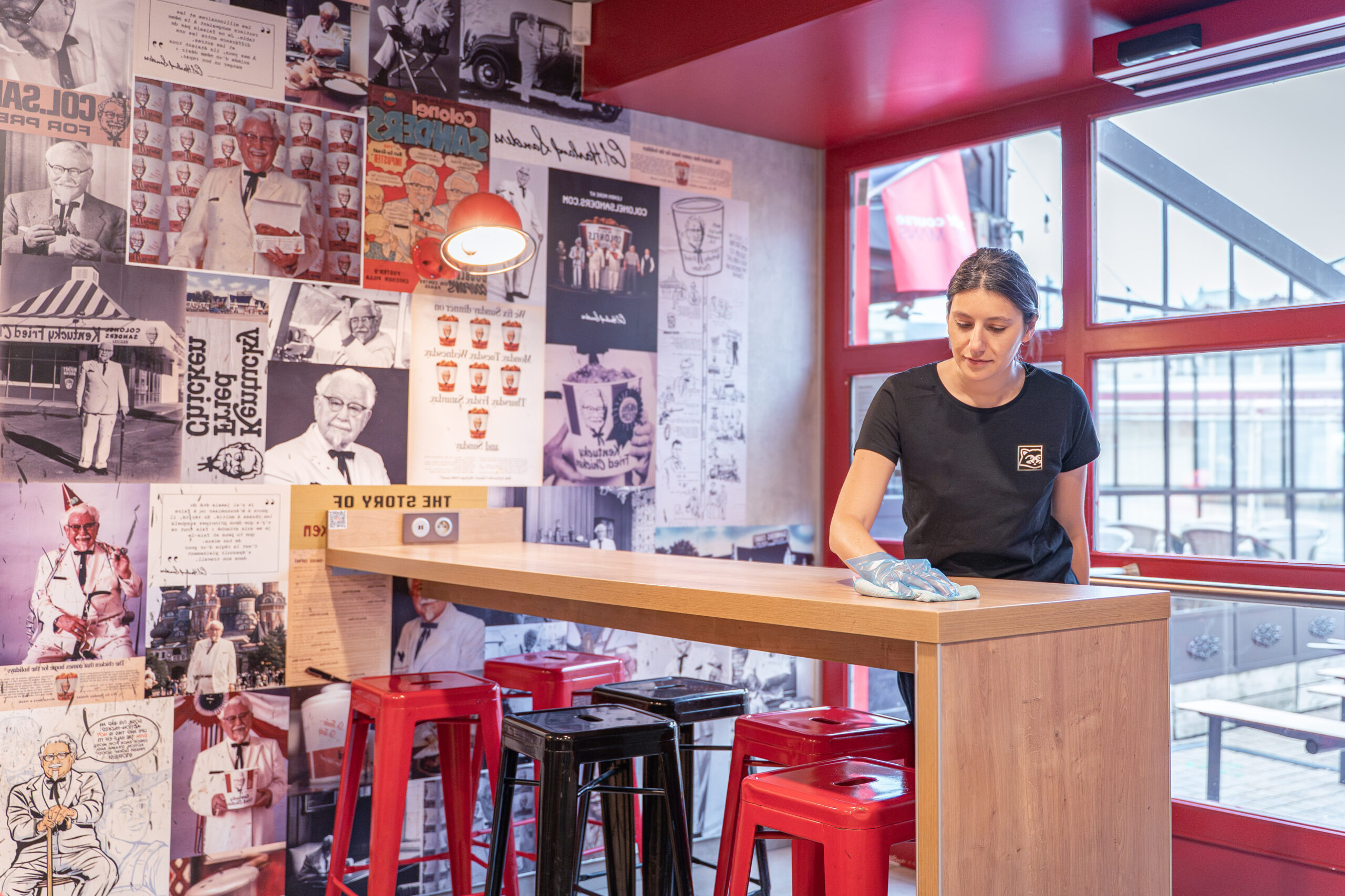 Agent de propreté qui nettoie des tables dans les fast food 