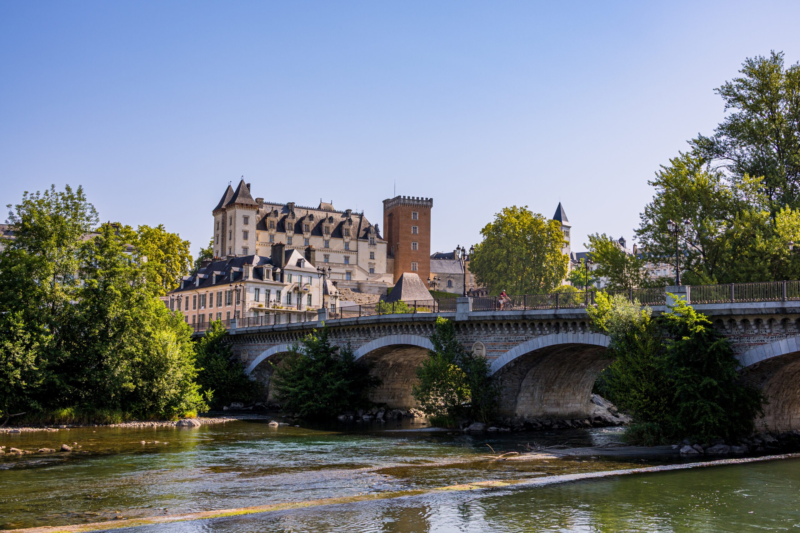 Vue sur Pau et son château depuis les berges du Gave dans les Pyrénées-Atlantiques en France